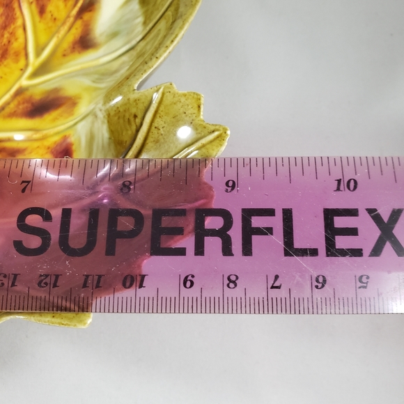 Vintage Ceramic Maple leaf dish. Signed on bottom Mel 70 - Picture 5 of 9